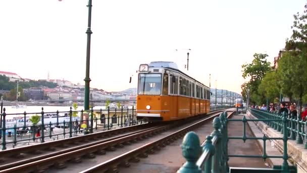 Budapest, Hungría 19 de septiembre de 2019: El viejo tranvía amarillo recorre una de las calles de Budapest. Centro histórico de la capital de Hungría. Transporte público en Budapest — Vídeos de Stock