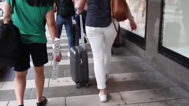 Podróżnicy z bagażem przenoszą się na peron kolejowy. — Wideo stockowe