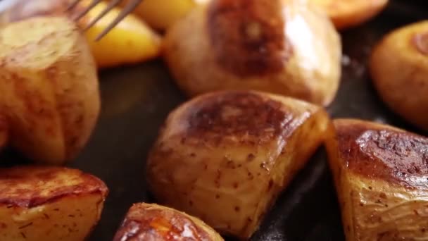 Cuñas de patata al horno Ruddy con especias y sal en una sartén de metal con tenedor. Vegetariana papa cuñas snack comida comida . — Vídeo de stock