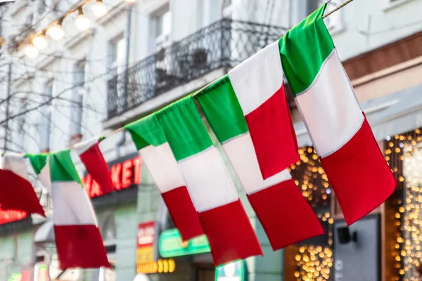 Bandera de Italia cuelga en una calle de la ciudad. Tela de bandera tricolor —  Fotos de Stock