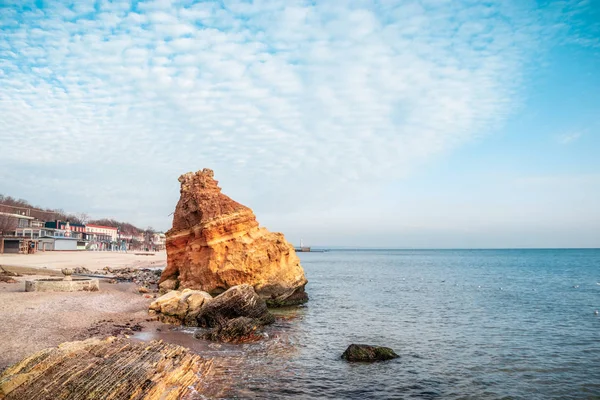 Grandes pedras vermelhas bonitas perto da costa do Mar Negro com céu azul nuvens . — Fotografia de Stock