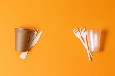 Plastik şişeler ve çanta ile kopya alanı geri dönüşüm, kavramsal görüntü için kullanılan