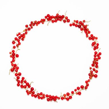 Beyaz arka planda kırmızı frenk üzümü çerçevesi beyaz arka planda üzümlü üzümler.