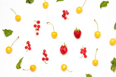 Kırmızı üzümlü yaz deseni, olgun çilekler, nane yaprakları, beyaz arka planda izole edilmiş sarı kirazlar.