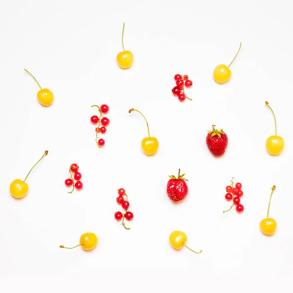 Patrón de verano de grosellas rojas, fresas maduras, cerezas amarillas aisladas sobre fondo claro —  Fotos de Stock