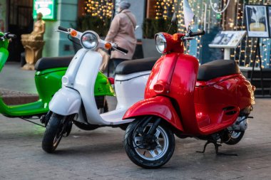 Siyahi mobiletler sokakta duruyor. Araç parkı