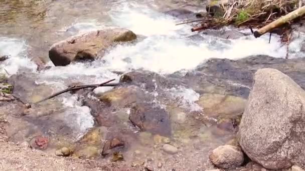 Большое количество воды стекает из острых серых камней — стоковое видео