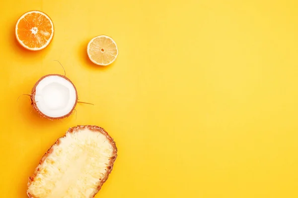 Surtido de frutas exóticas sobre un fondo amarillo — Foto de Stock