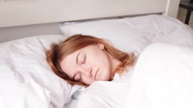 genç kız yatakta uyanmak