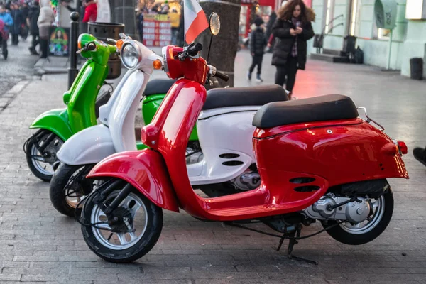 Odessa 'da eski bir caddeye park edilmiş üç scooter.