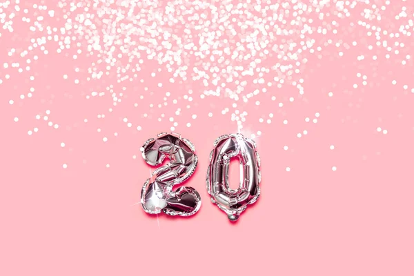 20 palloncini d'argento festeggiano con coriandoli su fondo rosa — Foto Stock