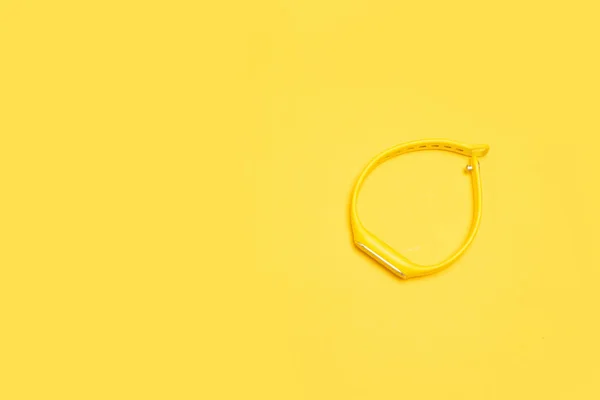 Fitness-Tracker-Armband zur Verfolgung der Gesundheit im gelben Büro — Stockfoto