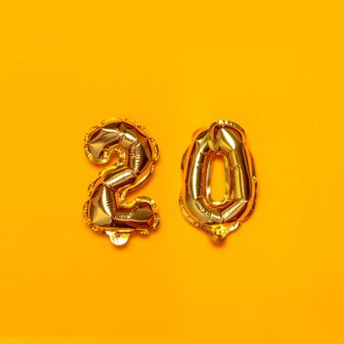 Tatil partisi dekorasyon helyumu altın sarısı pembe arka planda 20 numara balon. Tebrikler takipçiler konsepti.