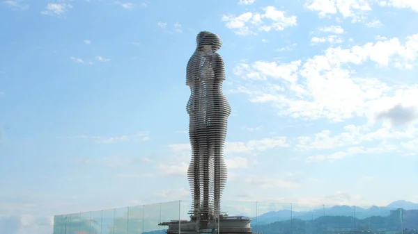 2007年にグルジアの彫刻家タマラ・クシタゼによって制作された「男と女、アリとニノ」と題された動く金属彫刻. — ストック写真