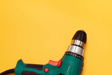 Kopyalama alanı olan sarı bir arkaplanda ağır matkap veya tornavida