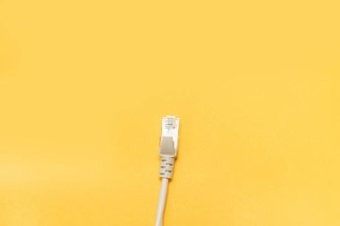 Rj45 konnektörlü gri ağ kablosu, düz konum