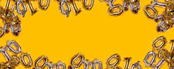 Воздушные шары, обрамленные желтым фоном, плоские — стоковое фото