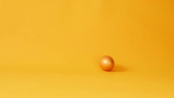 鶏の金のイースターの卵の回転。ハッピーイースターのコンセプト — ストック動画