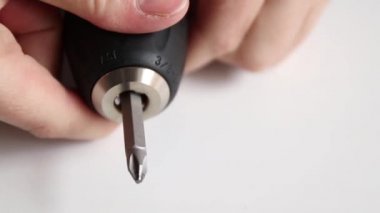 Dişi eller metal elektrik kablosuz tornavida aleti çevirir