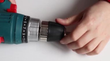Tahtayı vidayla delmek için elektrikli tornavida..
