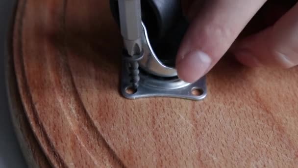 Arbeiter zieht Schraube mit Schraubenzieher an. — Stockvideo