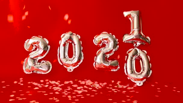 Ballons numérotés argent 2021 sur fond rouge. Nouvel an approche — Video