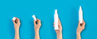 Kadın kozmetik ürünlerini plastik kavanozda saklar.