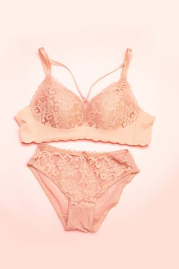 Pembe arka planda dantelli pembe iç çamaşırı manzarası