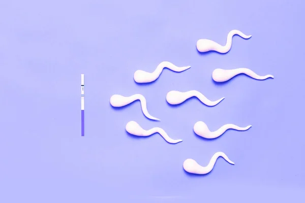 Visão superior do teste de gravidez superior e esperma — Fotografia de Stock
