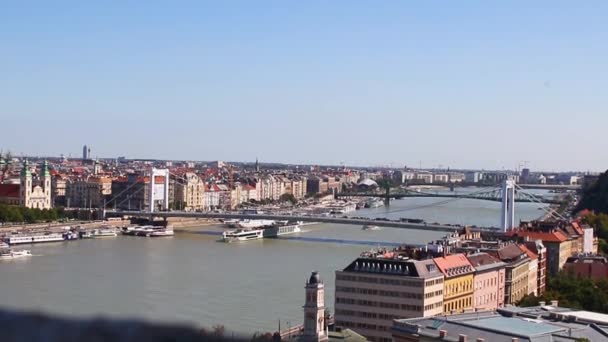 Erzebet Bridge. Budapest is the capital city of Hungary. Amazing panorama of the city landscape. — Stockvideo
