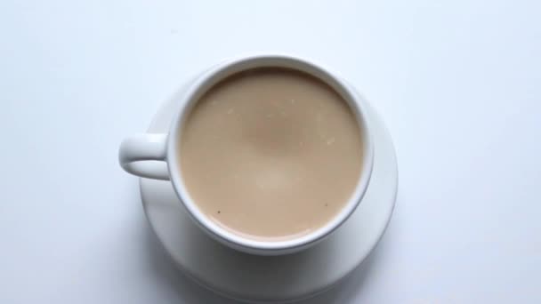 Tazza di caffè caldo in ceramica bianca con latte sul tavolo. Concetto Buongiorno — Video Stock