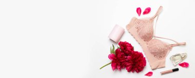 Dantelli iç çamaşırı, şakayık, kozmetik. Telif alanı olan beyaz bir arka plan.