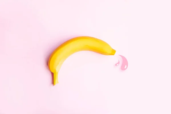 Conceito de contracepção de ejaculação precoce. Banana amarela grande e gotas de líquido . — Fotografia de Stock