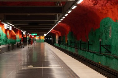 Benzersiz tasarımı ile Stockholm metro veya tunnelbana istasyonu Solna Centrum. İç modern undeground