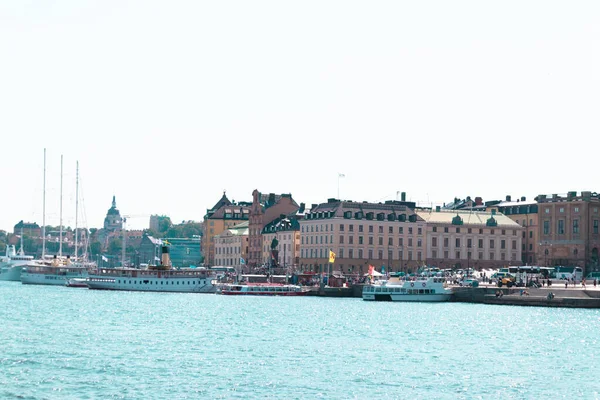 Belo panorama do passeio marítimo em Estocolmo, Suécia. A arquitetura encantadora das casas . — Fotografia de Stock
