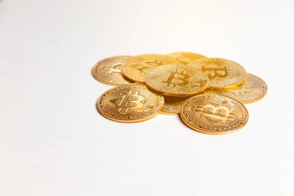 Bitcoin-Goldmünze auf dem Tisch. Hintergrund der virtuellen Währung — Stockfoto