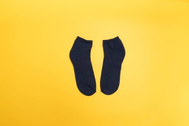 Sarı arka planda siyah çoraplar, üst manzara. En düşük bileşim