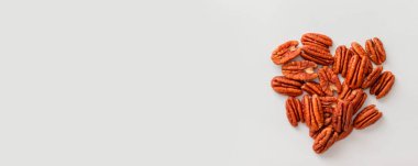 Kahverengi cevizli ceviz cevizinin yaratıcı bileşimi gri arka planda, üst tarafta, düz stil telif alanı olan kalp şeklinde yarımlar.