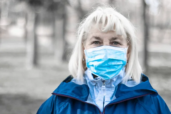 COVID-19 Mujer con Coronavirus pandémico que usa mascarilla protectora para la propagación de la enfermedad por Coronavirus 2019 en la calle de la ciudad . — Foto de Stock