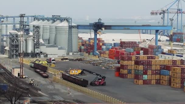 금속 용기에서 건전지로 무거운 짐을 운반 한다. 항구에는 여러 가지 색깔의 철제 용기들 이서 있다. — 비디오