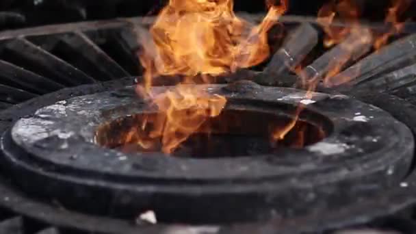 Un gros plan enflammé La flamme éternelle brûle d'un brûleur rond en métal . — Video
