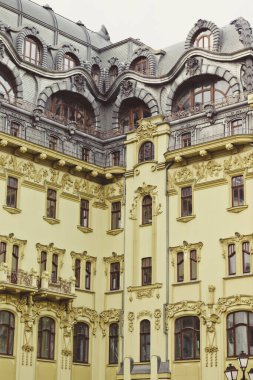 Odessa, Ukrayna - 11 Mart 2020: Bolshaya Moskovskaya, Otel. Gri çatı ve güzel mimarisi olan binanın yeşil cephesi.