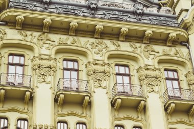 Şehir merkezinde güzel mimarisi olan gri çatı ve binanın yeşil cephesi.