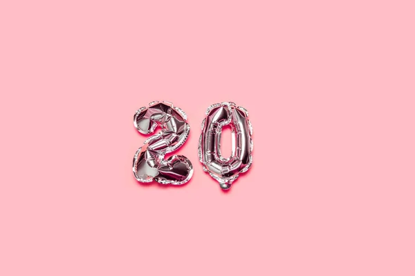 Stříbrná fólie balón číslo 20 na růžovém pozadí — Stock fotografie