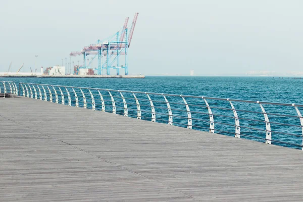 Panorama de largo muelle de madera en la ciudad de Odessa. Langeron en un día de verano. Mar Mediterráneo. El embarcadero junto al mar. Concepto de viaje — Foto de Stock