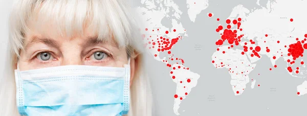 Salgın dünya haritasının merkez üssünün arka planında tıbbi maskeli bir kadın. Virüs virüsü yüzünden ölenler var. Hareket yasağı, koronavirüs nedeniyle ülkeler arasında uçuşlar