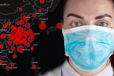 Dünya haritasının arka planında salgın odaklı tıbbi maskeli bir genç kız. Coronavirus COVID-19 Küresel Olaylar