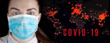 Harita koronavirüsün nerede yayıldığını gösteriyor. Karanlık bir geçmişi olan tıbbi maskeli genç bir kız. Coronavirus salgını, küresel haritada COVID-19 kelimesi.