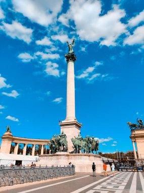 Budapeşte, Macaristan - 13 Eylül 2019: Budapeşte, Macaristan 'daki Kahramanlar Meydanı. Kahramanlar Meydanı 'ndaki Milenyum Anıtı