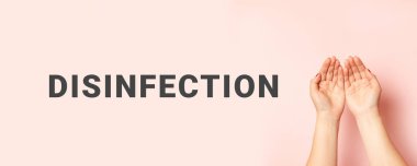 Virüs ya da pisliğe karşı özel antibakteriyel ilaçlarla el dezenfeksiyonu. Coronavirus, covid 19 konsepti